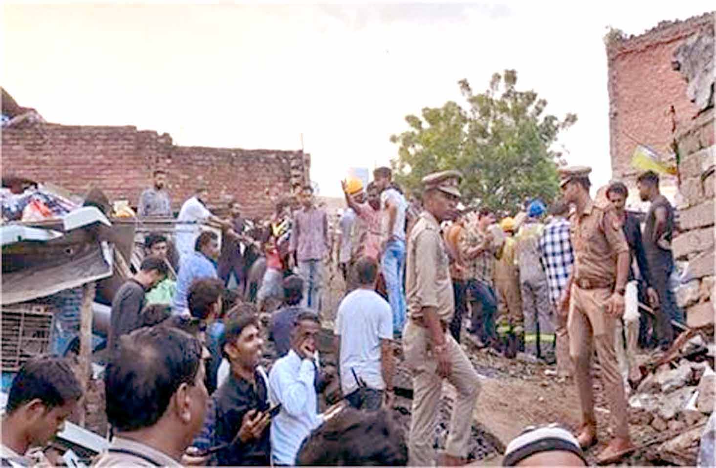 Meerut house accident: 10 people of the same family lost their lives, a 7-year-old girl is crying.